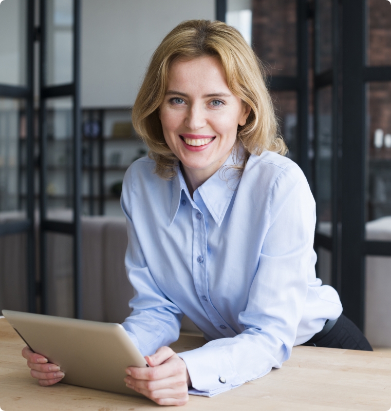 Person som jobber med rapportering og dokumentasjon knyttet til Åpenhetsloven.